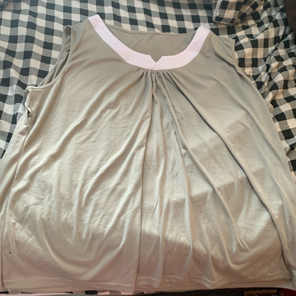 Bought from Temu and lost weight too big it was a 3x. Gray and white tank.